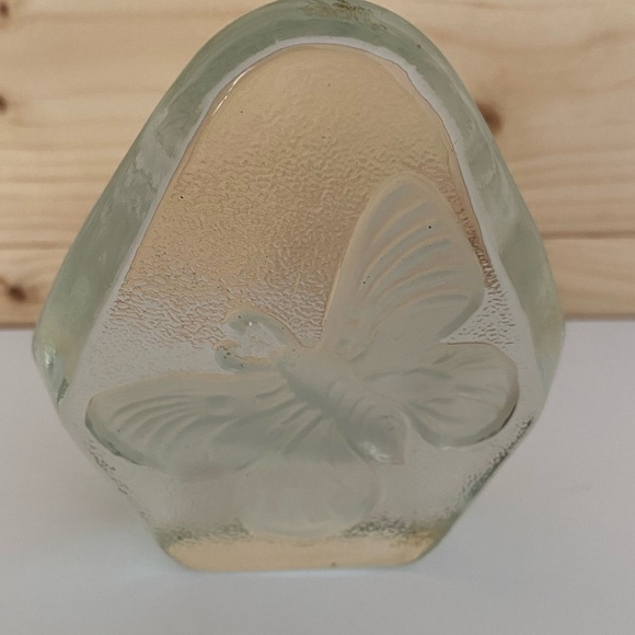 PAPERWEIGHT Clear Glass 4” Stamped Embossed Frosted Carved Butterfly Center - Picture 6 of 6